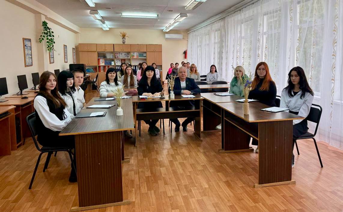 Фото конференції Сухомлинський